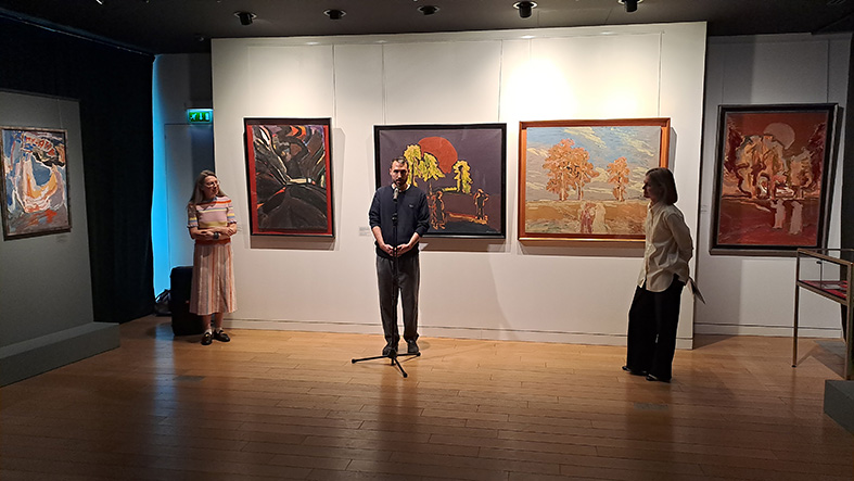 Дочь Николая Кузьмина Любовь Кузьмина, историк, главный редактор журнала «Univers des Arts» Тибо Жоссе и директор Российского православного духовно-культурного центра (РПЦДК) Анна Котлова на открытии выставки «Николай Кузьмин, живопись: к абстракции» в РПЦДК (7-й округ Парижа) в 2025 году.