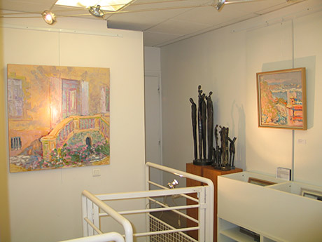 В художественной галерее картины и скульптуры существуют вместе.