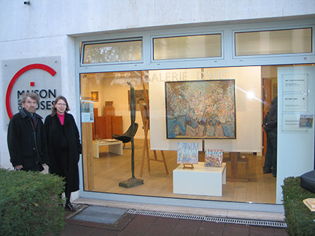 Николай Кузьмин и его дочь Любовь Кузьмина перед галереей Маттье Дюбюка.