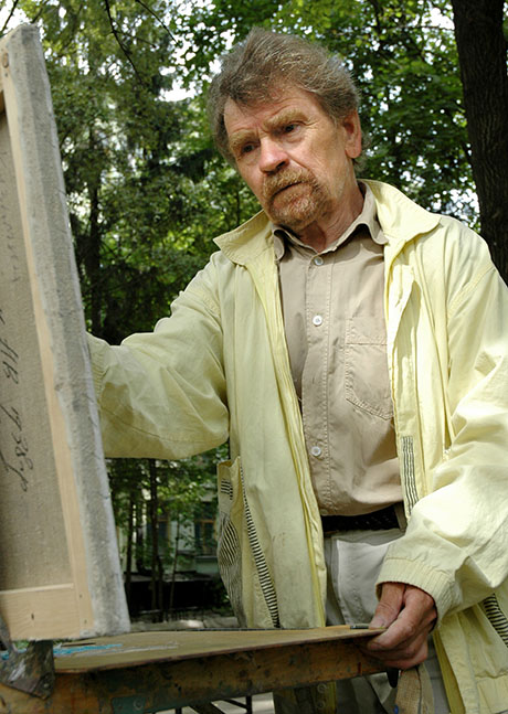 Художник сосредоточен на своей работе